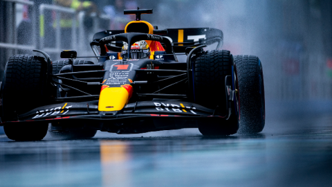 Max Verstappen arrasó en piso mojado, seguido por los españoles